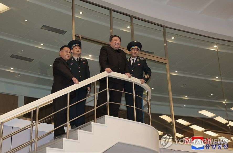 据朝中社11月22日报道，当天上午10时，朝鲜国务委员会委员长金正恩（左三）访问国家航空宇宙技术总局平壤综合管制所。（图：韩联社/朝中社）