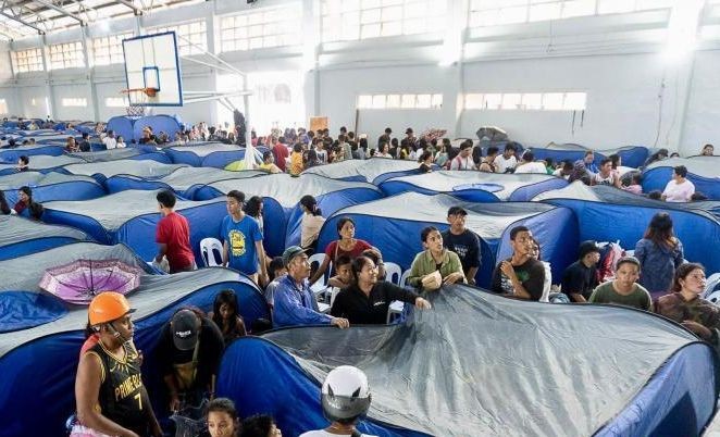 当地时间11月21日，菲律宾北萨马省受灾民众被转移至一处临时避难场所。(北萨马省信息办公室供图)