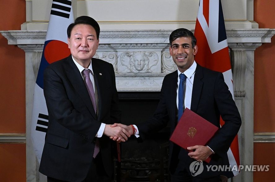 当地时间11月22日，在位于伦敦唐宁街的英国首相府，韩国总统尹锡悦（左）同英国首相里希·苏纳克签署《唐宁街协议》后合影留念。（图：韩联社）