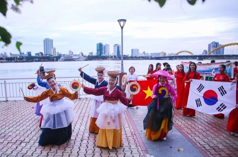 岘港市与韩国之间的文化交流活动，以加强旅游推广力度，促进旅游业快速发展。（图：陈黎琳）