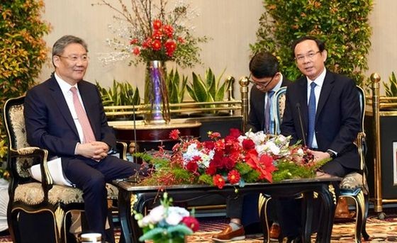 市委书记阮文年与中国商务部长王文涛交谈。