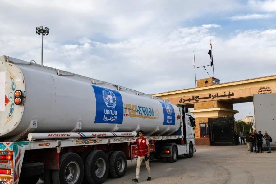 2023年11月22日，联合国近东巴勒斯坦难民救济和工程处的一辆载有燃料的卡车抵达埃及一侧的加沙地带拉法口岸。（图：AFP）
