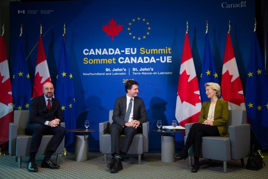 欧洲理事会主席米歇尔（左）、加拿大总理特鲁多（中）和欧盟委员会主席冯德莱恩在圣约翰举行会议。（图：加通社）