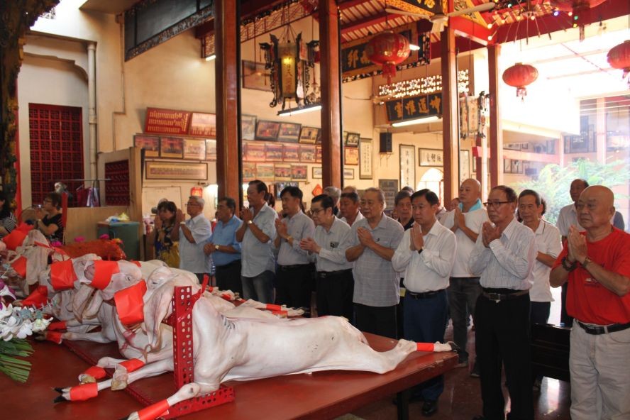 海南会馆理事会代表拈香参拜祈求风调雨顺、国泰民安。