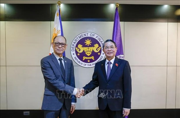 越南国会副主席阮德海会见菲律宾财政部部长迪奥克诺。（图：越通社）
