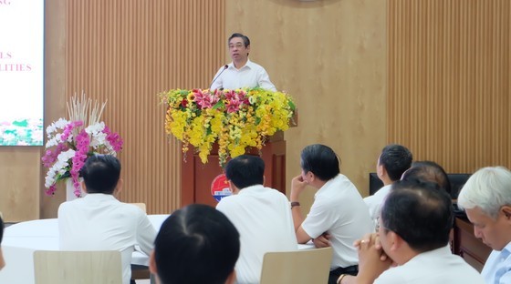 市委副书记阮福禄在开学仪式上发言。（图：秋红）