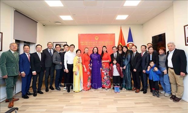国家副主席武氏映春（中）与越南驻挪威大使馆干部和旅挪越南人代表合影。（图：越通社）