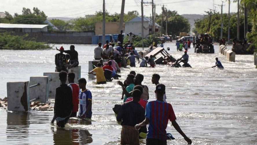 今年10月下旬，索马里所在的非洲之角进入雨季。目前同处于非洲之角的肯尼亚和埃塞俄比亚也遭遇洪灾，导致三个国家共约180人死亡。（图：互联网）