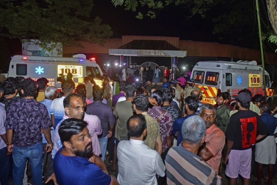 当地时间11月25日晚上，印度喀拉拉邦科钦科技大学举行的音乐会上发生踩踏事件后，人们聚集在会场外。事件造成4人死亡、数十名学生受伤。（图：AP）