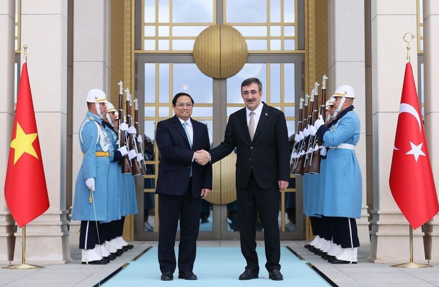 土耳其副总理杰夫代特‧伊尔马兹在安卡拉主持迎接政府总理范明政（左）的欢迎仪式。（图：越通社）