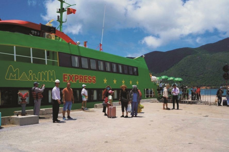 游客从高速客船抵达昆仑岛客运港。
