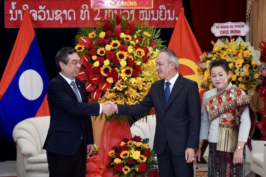 市领导祝贺老挝国庆48周年