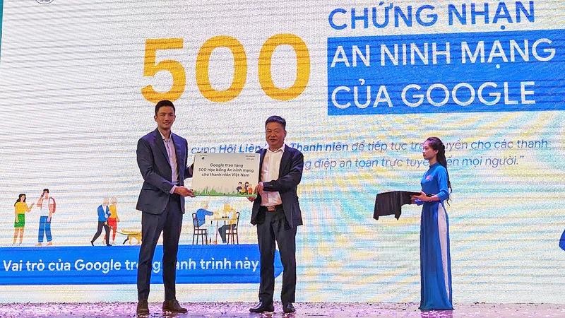 谷歌代表象征性向越南青年颁赠500份网络安全奖学金。（图：玉薇）