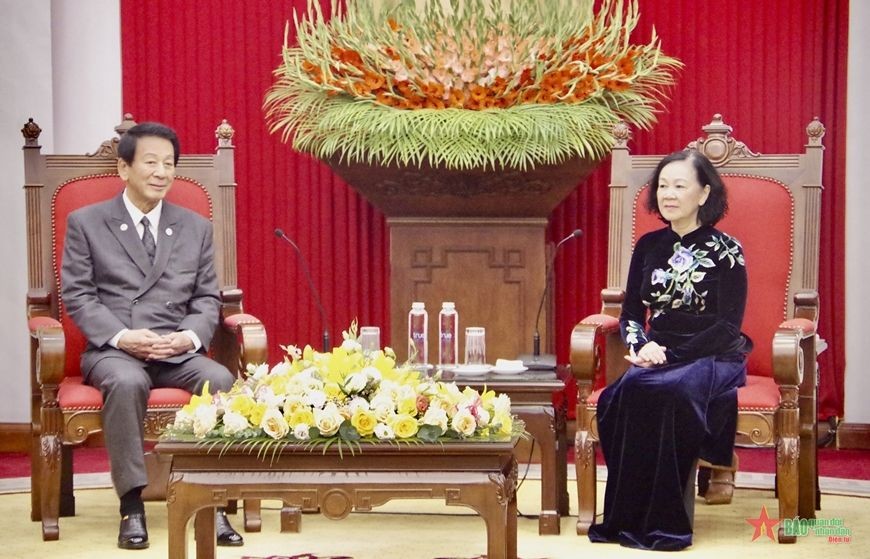 中央组织部长张氏梅（右）会见越-日特别原大使杉良太郎。（图：人民军队报）