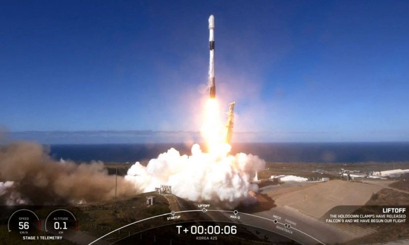 搭载韩军侦察卫星1号的美国“猎鹰9”号运载火箭发射升空。（图：AFP）