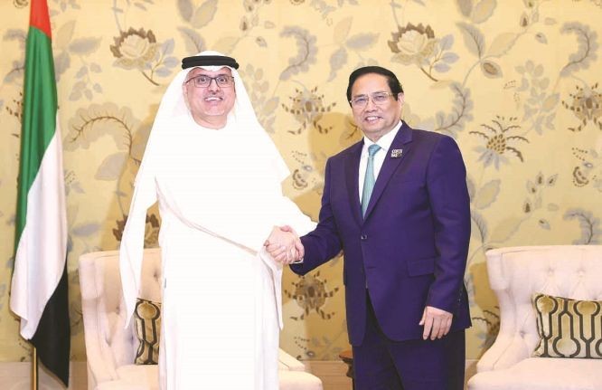 越南政府总理范明政会见了阿联酋人力资源和本地化部部长阿卜杜拉赫曼‧安瓦尔。（图：越通社）