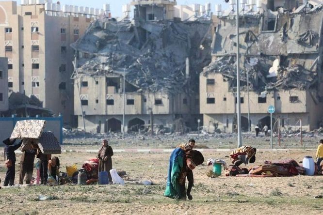 由卡塔尔出资建设的汗尤尼斯住宅项目哈马德市（Hamad City）2日六遭受以色列空袭，当地巴勒斯坦人只能带着家当离开，寻求较安全的地方避难。（图：路透社）
