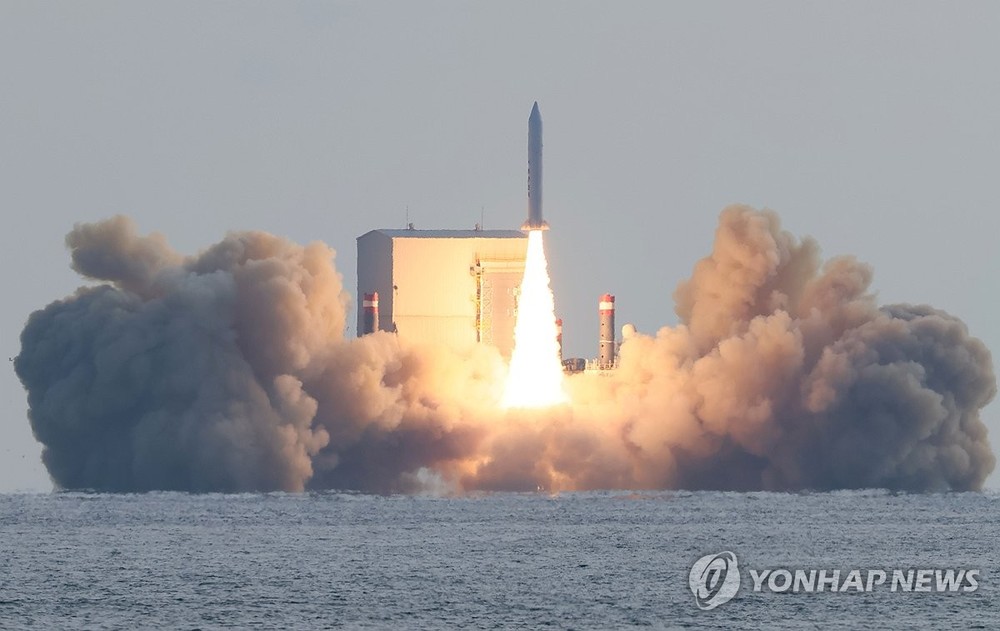 12月4日，在济州西归浦市近海，韩军自主研发的固体燃料火箭第三次试射成功。图为试射现场。（图：韩联社） 