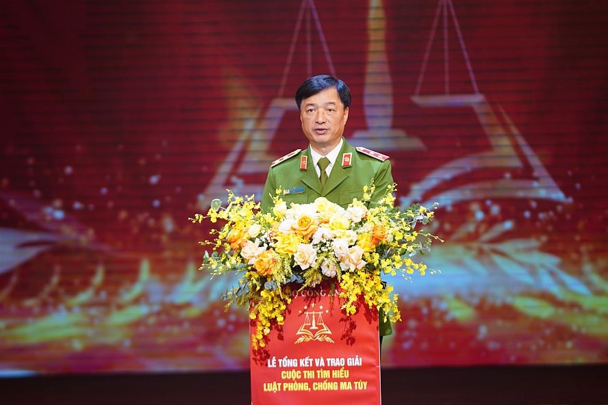 公安部副部长阮维玉中将在仪式上发言。（图：杜忠）