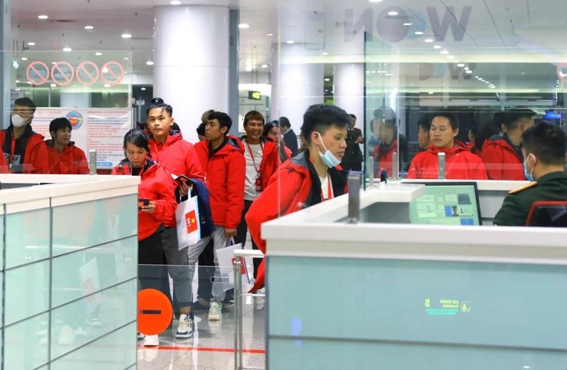 12月5日凌晨，从缅甸回国的越南公民在河内内牌国际机场办理出入境手续。（图：越通社）