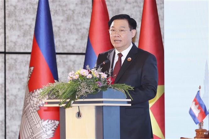 越南国会主席王廷惠在柬老越三国国会高层会议发表讲话。（图：越通社）