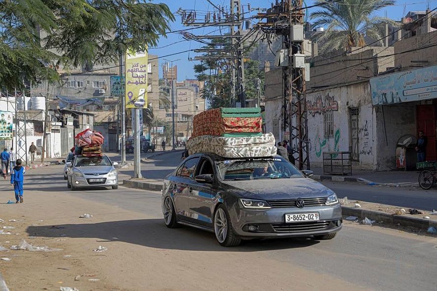 12月3日，在加沙地带南部城市汗尤尼斯，人们收到以色列撤离通知后逃离家园。（图：新华社）