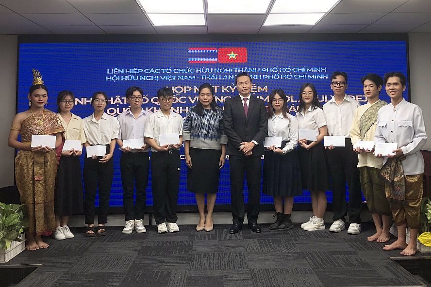 泰国驻本市总领事维拉卡·穆迪塔蓬和市越泰友协主席丁克唯向大学生颁发助学金。
