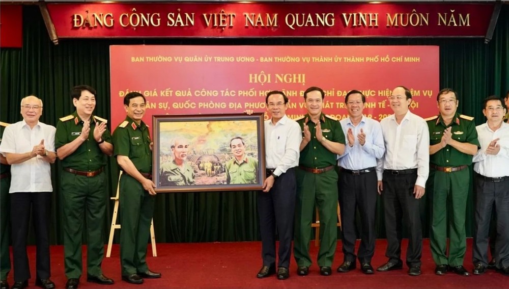 国防部长潘文江大将与市委书记阮文年赠送纪念品。（图：黄雄）