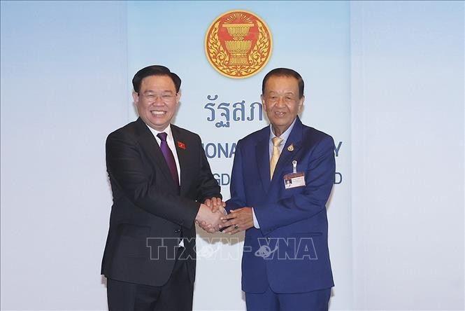 国会主席王廷惠和泰国议会议长努尔‧马塔合照。（图：越通社）