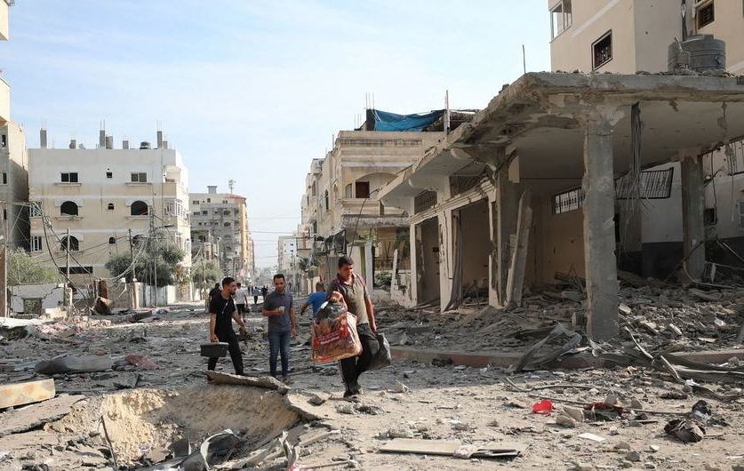 在加沙，人们走在被摧毁的街道上。（图：联合国）