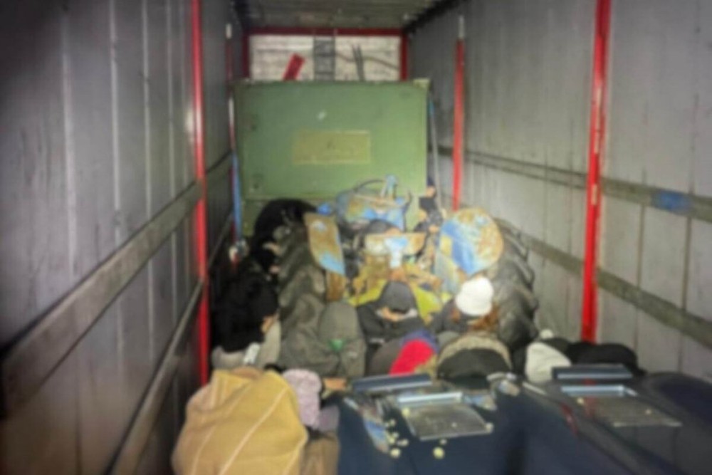 荷兰皇家宪兵公布的一张照片显示了12月5日在货车中发现的一些移民。（图：荷兰皇家宪兵）