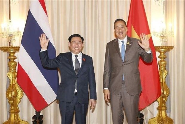 越南国会主席王廷惠会见泰国总理赛塔‧他威信。（图：越通社）