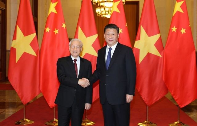 党中央总书记阮富仲（左）与中共中央总书记、国家主席习近平。（图：越通社）