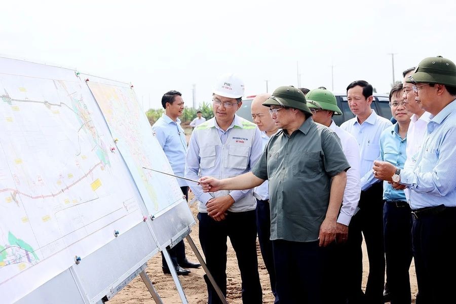 政府总理范明政亲往视察芹苴-金瓯高速公路项目。（图：越通社）