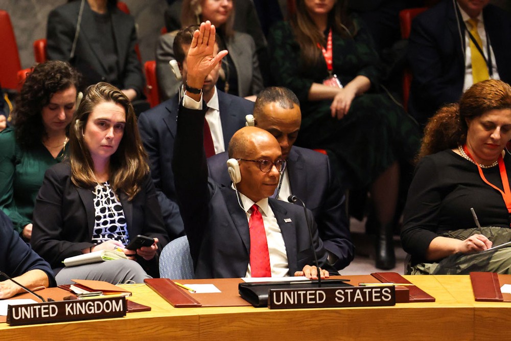 美国常驻联合国副代表伍德在决议草案表决后举手。（图：互联网）