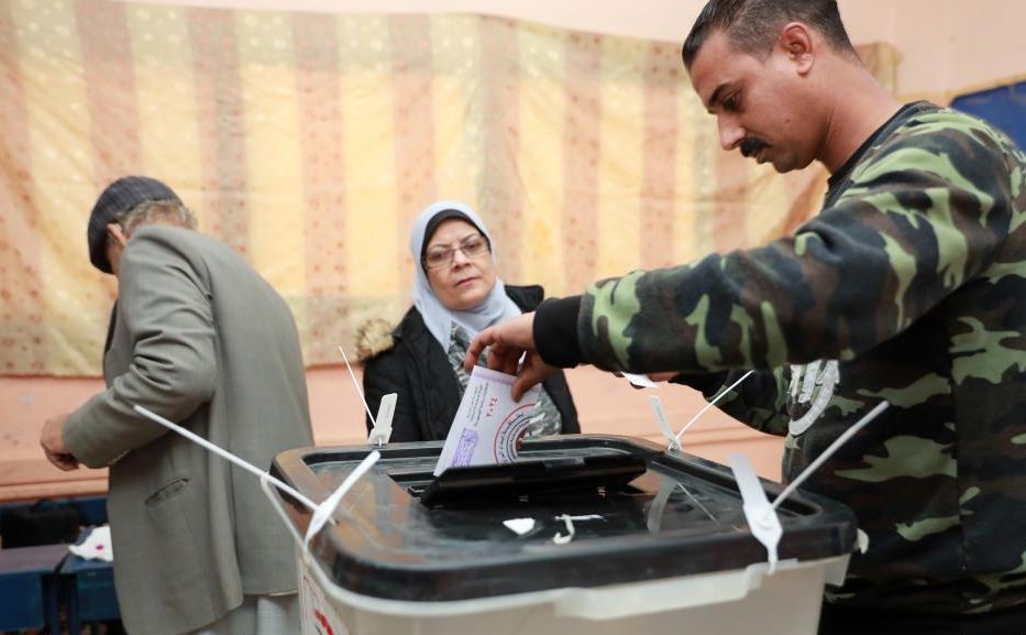 12月10日，选民在埃及开罗的一处投票站投票。（图：新华社）
