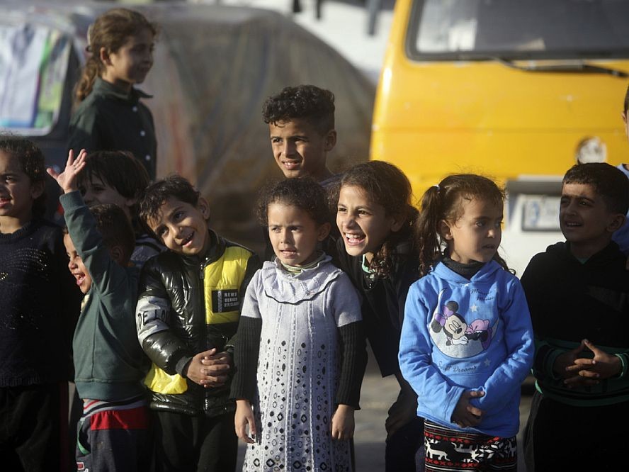 流离失所的巴勒斯坦儿童在联合国营运的学校栖身，他们在拉法一个难民营观看表演。（图：AP） 
