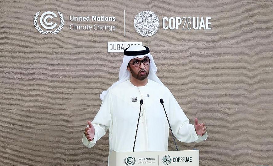 12月10日，在联合国气候变化迪拜大会期间，COP28主席苏尔坦·贾比尔回答记者提问。（图：新华社）
