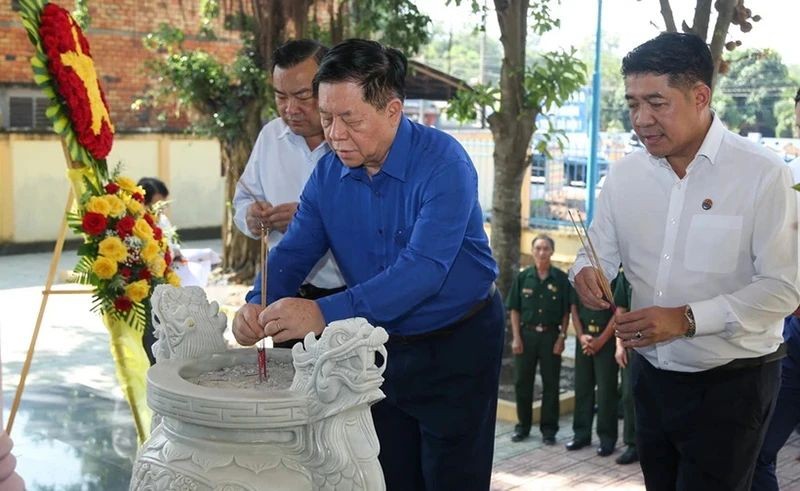 中央宣教部长阮仲义（中）在西宁省第4军第9师烈士纪念馆前上香献花，表达崇高追思及敬意。（图：越通社）