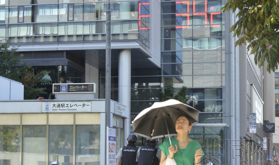 图为8月24日上午气温飙升的札幌市市区。（图：共同社）