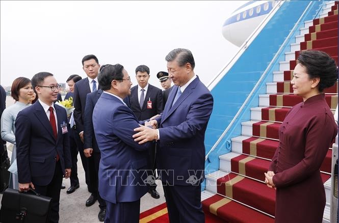 党中央政治局委员、政府总理范明政欢迎习近平总书记和夫人。