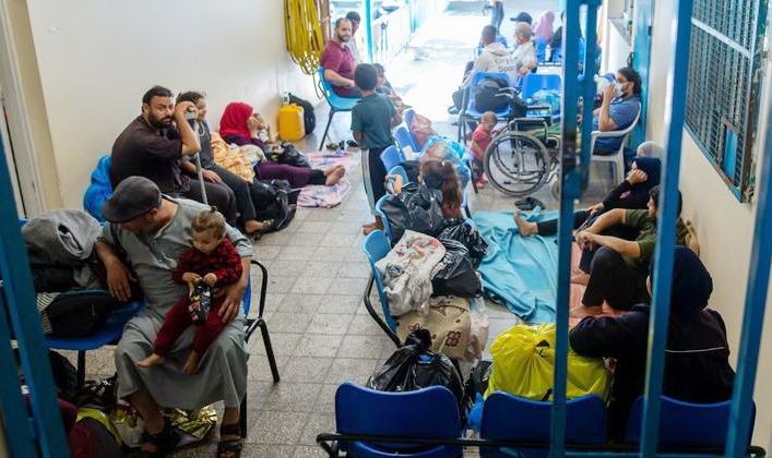 在加沙的一家医疗诊所里，因战斗而流离失所的人们来这里避难。（图：联合国）