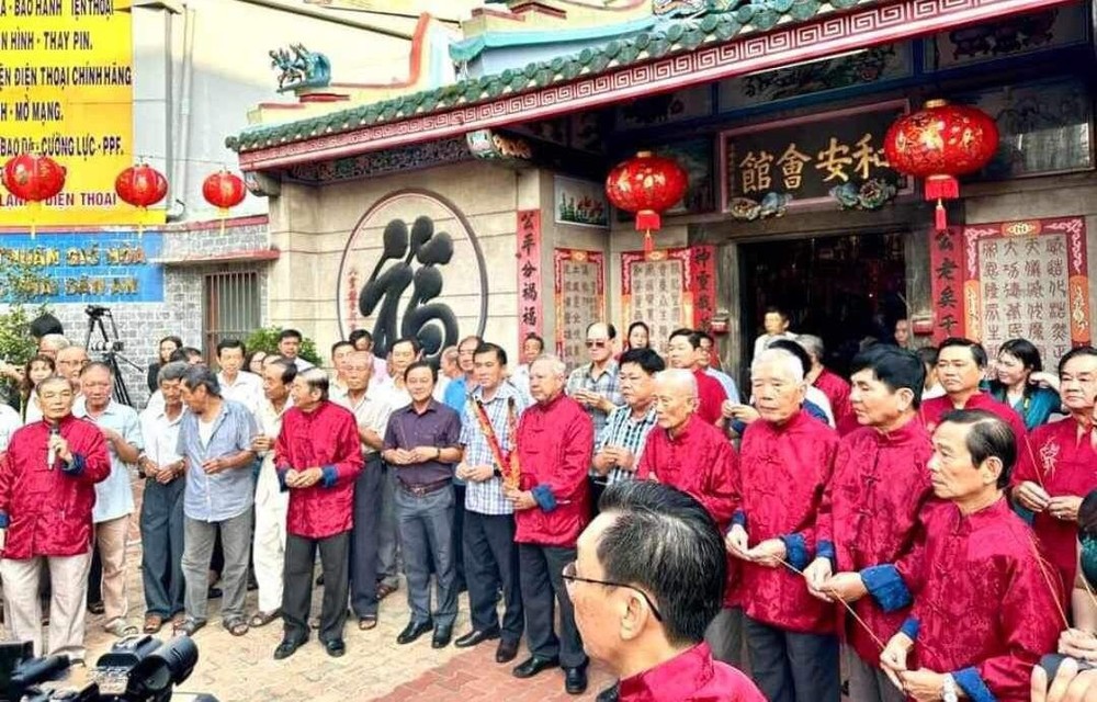 重演蓄臻华人元宵节上香祈福仪式。