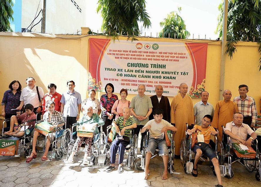 各单位代表向残疾人士捐赠轮椅。
