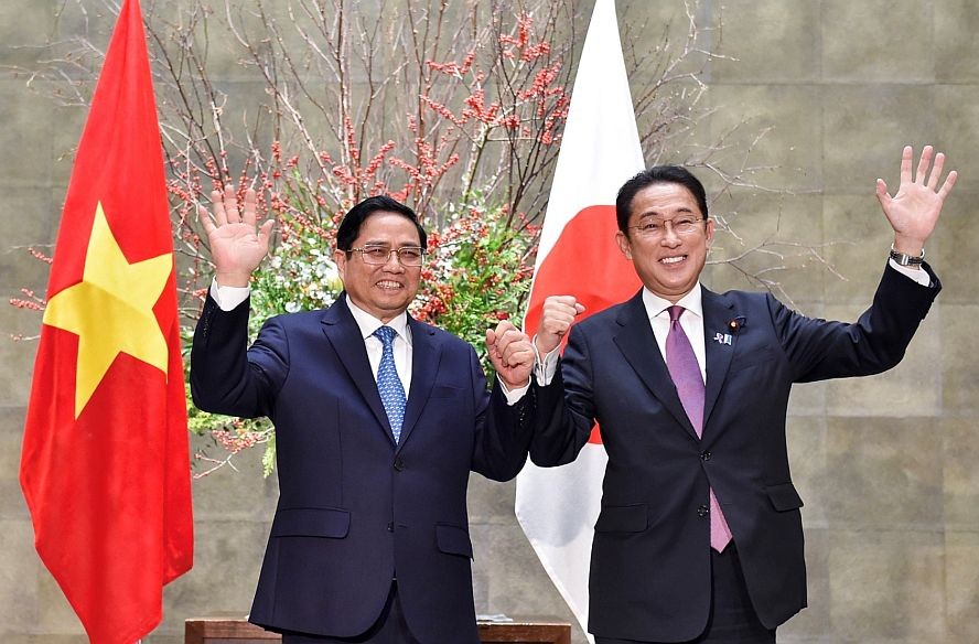 图为2021年11月24日，政府总理范明政（左）在日本首相官邸出席日本首相岸田文雄举行的欢迎仪式。（图：VGP）