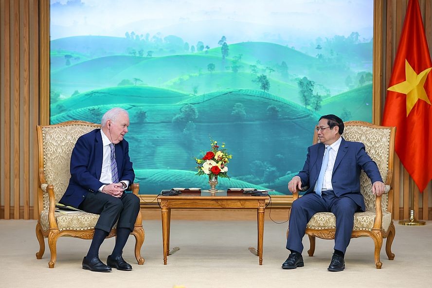 政府总理范明政与美国哈佛大学越南项目主任托马斯‧瓦勒利交谈。（图：VGP）