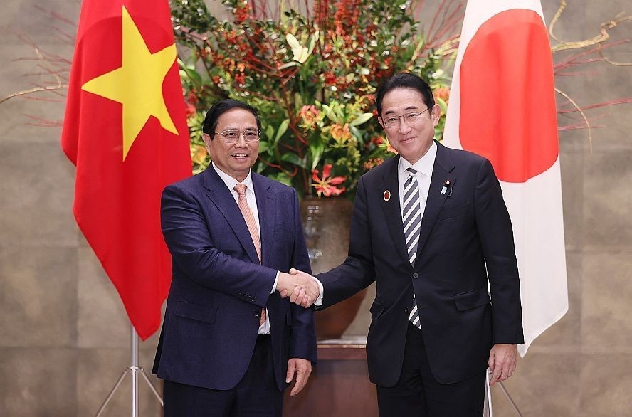 越南政府总理范明政与日本首相岸田文雄。（图：越通社）