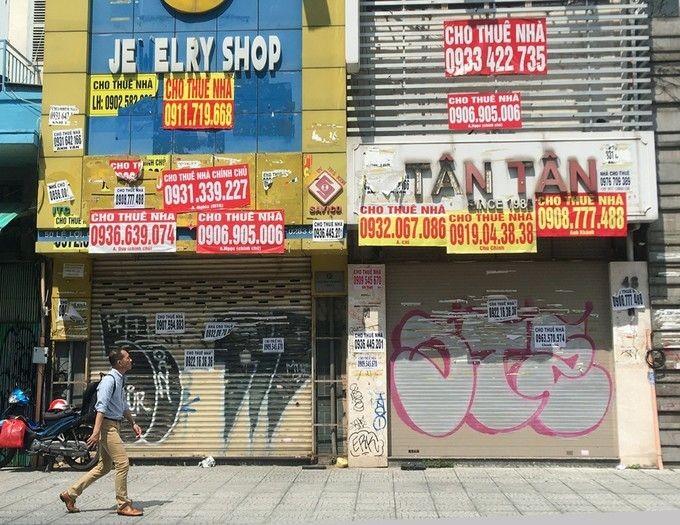 胡志明市第一郡黎利街48和50号临街住房被涂鸦与张贴非法广告。