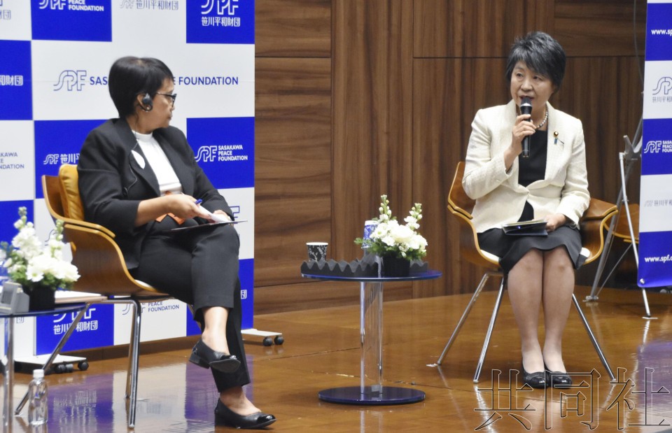 12月16日，日本外相上川阳子在东京与印度尼西亚外长蕾特诺（左）对谈。（图：共同社）