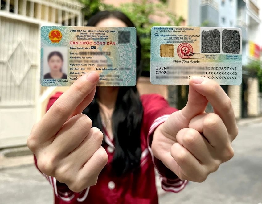 公民身份证将更换成身份证。已签发的公民身份证在卡上注明的有效期限内仍有效。